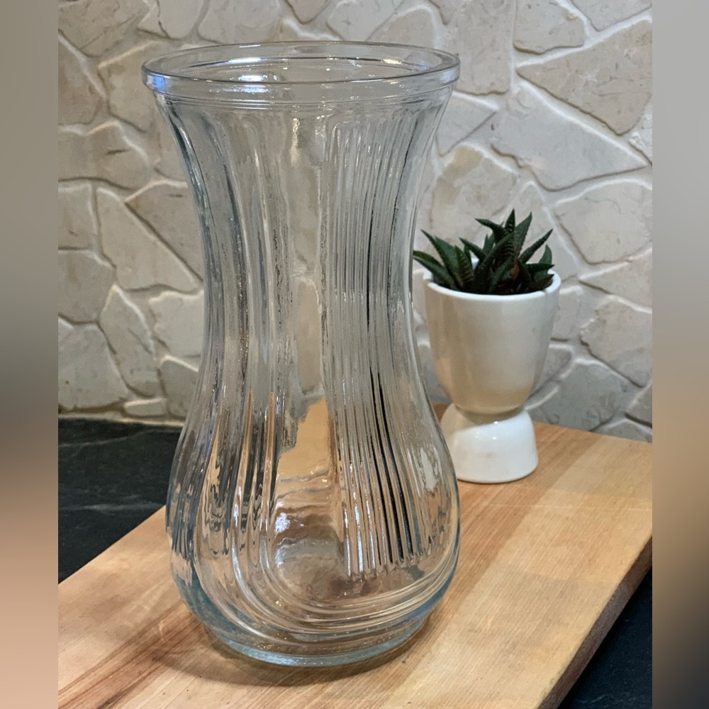 HOOSIER | Vintage Glass Ribbed Vase.